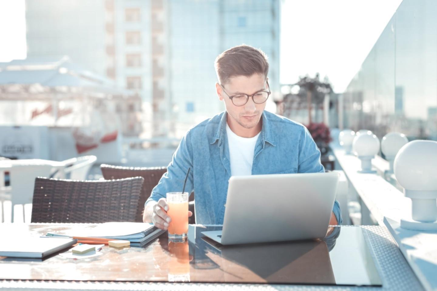 Equipo trabajando en estrategias de link building